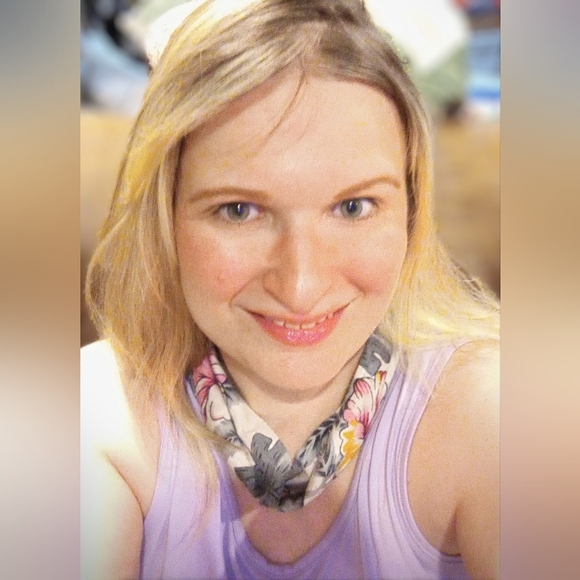 Meet your Posher, Hillary - Picture 1 of 3